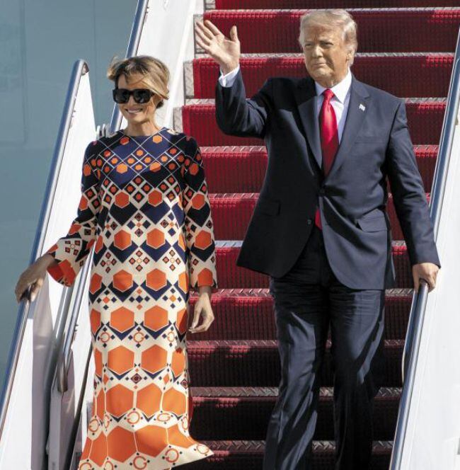 플로리다 도착한 트럼프 부부 - 도널드 트럼프(오른쪽) 전 미국 대통령이 20일(현지 시각) 부인 멜라니아 여사와 함께 플로리다주 웨스트팜비치에 있는 팜비치 국제공항에 도착해 비행기에서 내리며 손을 흔들고 있다. /AP연합뉴스