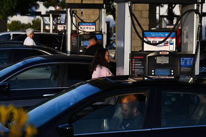 지난 14일 미국 캘리포니아 호손의 할인매장 코스트코 전용 주유소에서 기다리는 운전자들 모습. 대중교통이 취약하고 장거리 이동이 많아 자가 운전이 필수에 가까운 미국에서 휘발유 가격 상승은 가계에 직격탄을 안긴다. /AFP 연합뉴스