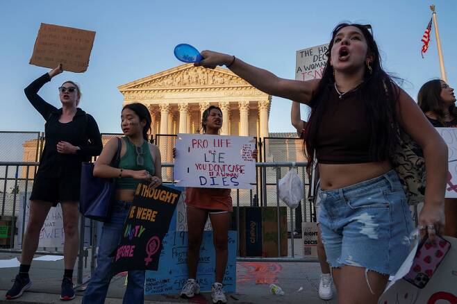 미 낙태권 옹호론자들이 지난 25일 워싱턴 DC의 연방대법원 앞에서 전날 대법원의 '로 대 웨이드' 판결 폐기를 비난하는 집회를 벌이고 있다. /로이터 연합뉴스