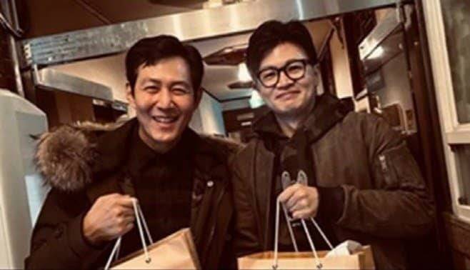 배우 이정재와 한동훈 법무부 장관(사진 오른쪽)이 서초구 한 식당 앞에서 찍힌 것으로 보이는 사진. /온라인 커뮤니티 캡처