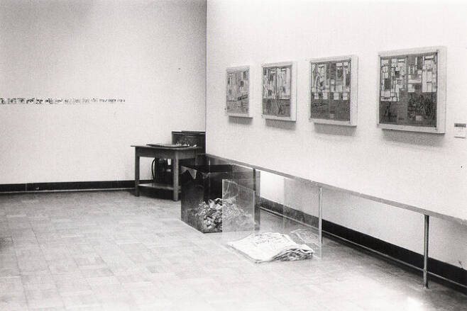 1974년 8월 서울 덕수궁 국립현대미술관 지하 소전시실에서 시연된 신문 오리기 퍼포먼스 공간의 모습이다. 신문기사와 오른 신문지를 따로 넣은 투명 플라스틱 통과 오린 신문지를 붙여놓은 작품들이 보인다. 작가 제공