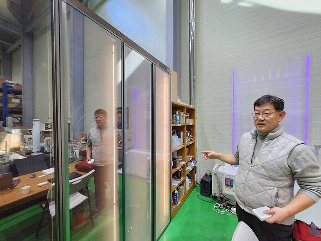 ITO 필름의 구조와 특성을 소개하는 한세진 인네이처 대표 / 출처=IT동아