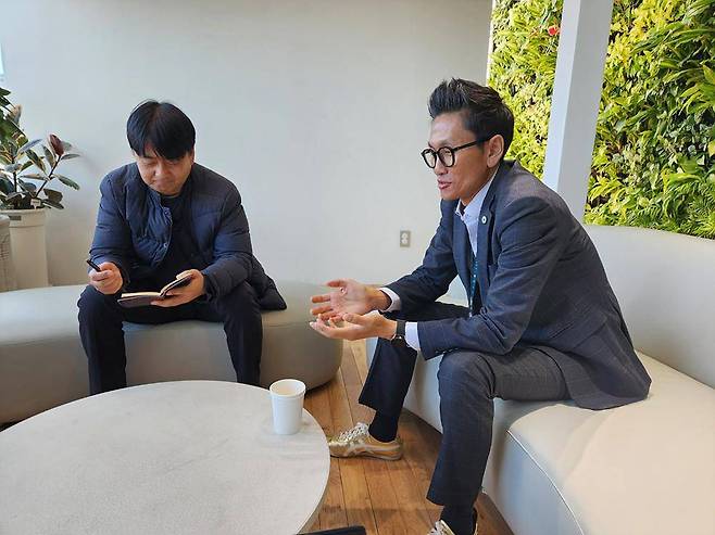 드론 실증 협업 사례를 말하는 안성호 볼로랜드 대표(왼쪽)와 김수경 울산광역시 울주군 신성장개발과 신성장산업 주무관 / 출처=IT동아