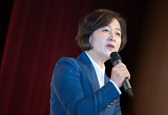 추미애 전 법무부 장관이 30일 오후 서울 종로구 조계사 전통문화예술공연장에서 열린 '장하리' 출판기념회에서 인사말을 하고 있다. 뉴스1