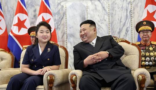 9월 8일 저녁 평양 김일성광장에서 김정은 국무위원장과 딸 주애가 참석한 가운데 정권 수립(9ㆍ9절) 75주년 민방위 무력 열병식이 열렸다고 조선중앙통신이 9일 보도했다. 조선중앙통신 연합뉴스