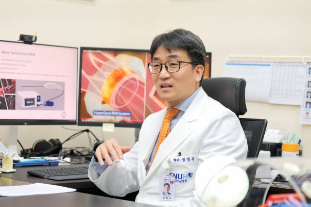 정창욱 서울대병원 비뇨의학과 교수가 ‘하이퍼큐어’ 기술의 원리와 개발 과정에 대해 설명 중이다. 사진 제공=서울대병원