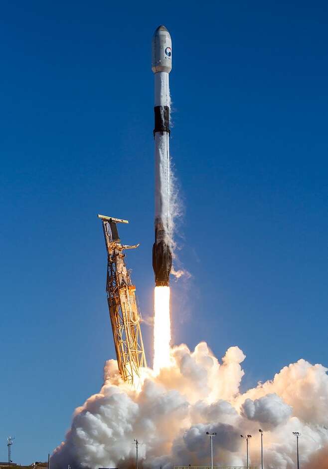 2일 새벽 미국 캘리포니아주 반덴버그 우주군 기지에 우리 군 최초의 군사정찰위성 1호기를 탑재한 '팰컨9' 로켓이 성공적으로 발사되고 있다. /SpaceX 제공/EPA 연합뉴스