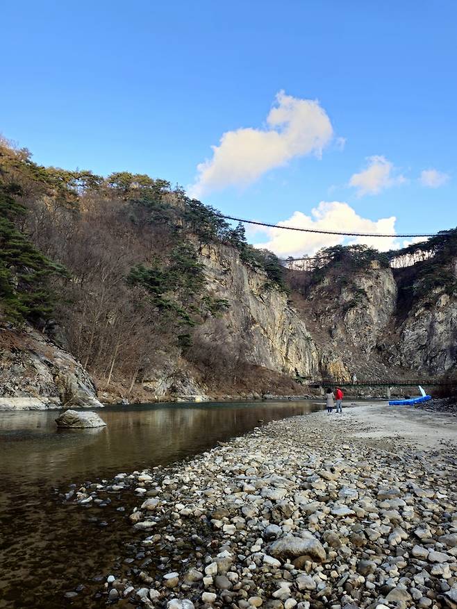 삼산천에서 본 출렁다리.