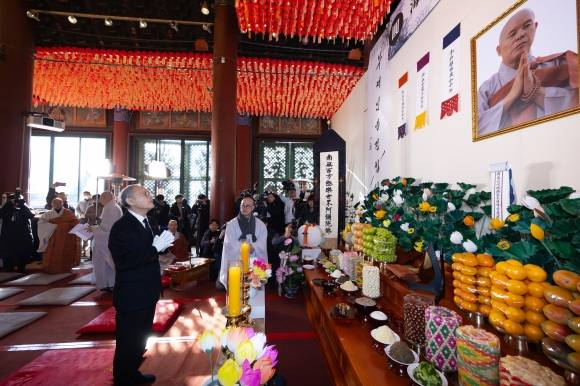 합장하는 유인촌 장관 - 유인촌 문화체육관광부 장관이 2일 서울 종로구 조계사 대웅전에 마련된 전 조계종 총무원장 고(故) 자승스님 분향소에 정부 국민훈장 무궁화장을 추서하기 전 영정에 합장하고 있다. 2023.12.2 연합뉴스