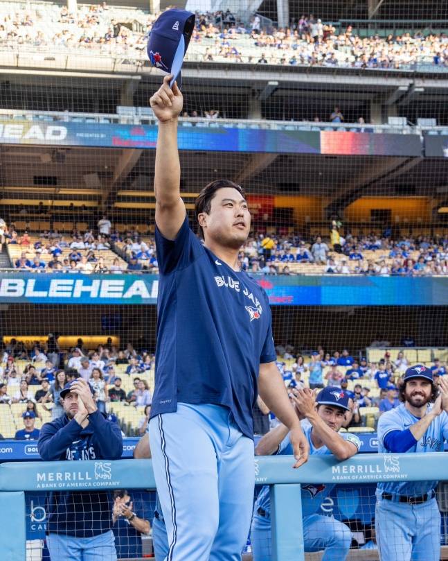 류현진(가운데)이 지난 7월 26일(한국시간) 미국 캘리포니아주 로스앤젤레스의 다저 스타디움에서 열린 토론토-LA 다저스전을 앞두고 LA 다저스 홈팬들의 환영 인사를 받고 있다./사진=토론토 블루제이스 구단 공식 SNS