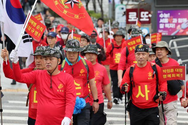 11월 5일 서울 용산구 인근에서 해병대 사관 81기 동기회 등 해병대 예비역들이 1박 2일 동안 해병대원 순직 사건에 대한 진상 규명과 해당 사건을 수사한 박정훈 전 해병대 전 수사단장(대령)의 명예 회복을 촉구하는 행진을 하고 있다. 뉴시스