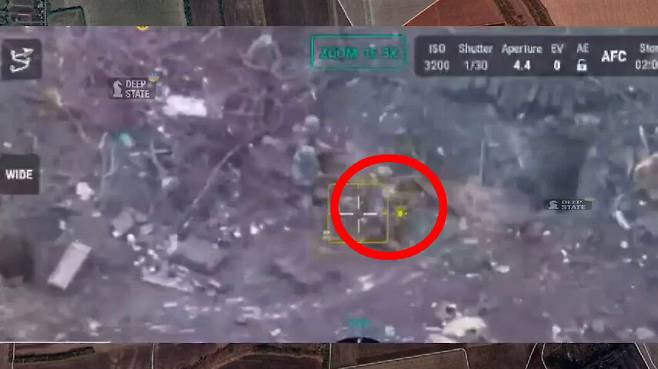 러 軍, 우크라 병사 2명 항복하는데 ‘사살’…정찰 드론에 찍혀 / 사진=대피호에서 나온 두 번째 우크라이나 병사가 바닥에 주저앉고 있으며, 러시아 병사들이 총을 겨누고 있는 모습. 딥스테이트UA 텔레그램