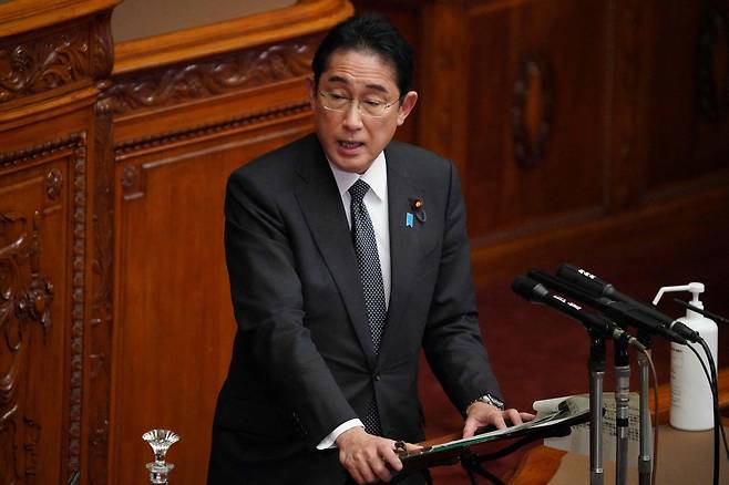 기시다 후미오 일본 총리는 27일 국회에서 의원들의 질의에 답하고있다./ AFP 연합뉴스