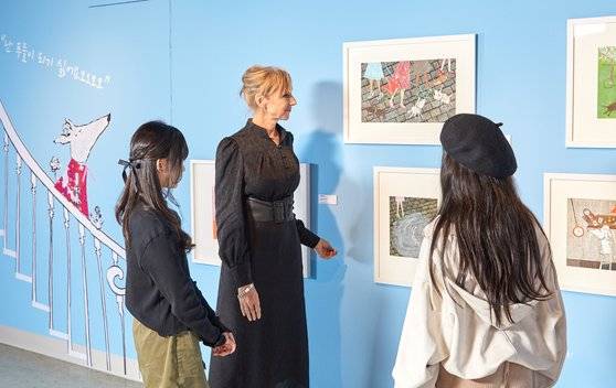 소중 학생기자단은 프리뷰 행사로 방한한 로렌 차일드 작가에게 직접 전시에 관해 설명을 들었다.