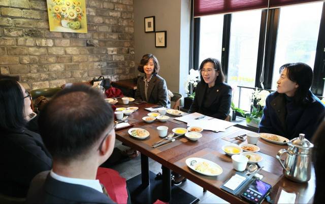 김현숙 여성가족부 장관이 지난달 11일 오후 서울 서초구 인근에서 청소년 한부모들과 위기임신 상담 종사자를 만나 간담회를 갖고 육아, 학업 및 진로 등에 대한 고민과 애로사항을 청취하고 향후 지원 확대 방안에 대해 이야기를 나누고 있다. 여성가족부 제공