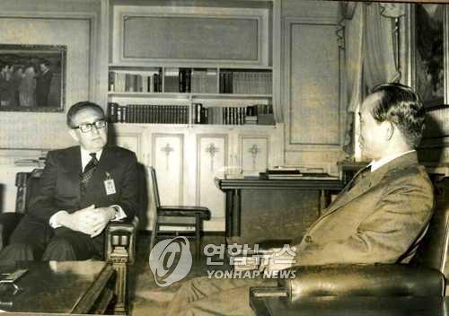 키신저 전 미 국무장관이 1979년 5월 당시 박정희 대통령을 예방한 모습