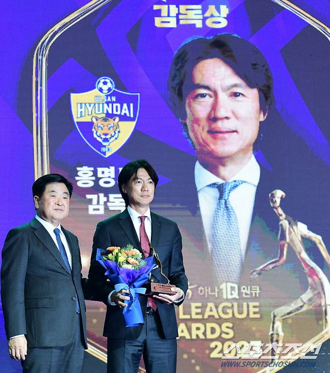 4일 서울 잠실 롯데호텔에서 '2023 K리그 어워즈'가 열렸다. K리그1 감독상 수상하는 홍명보 감독. 잠실=송정헌 기자songs@sportschosun.com/2023.12.04/