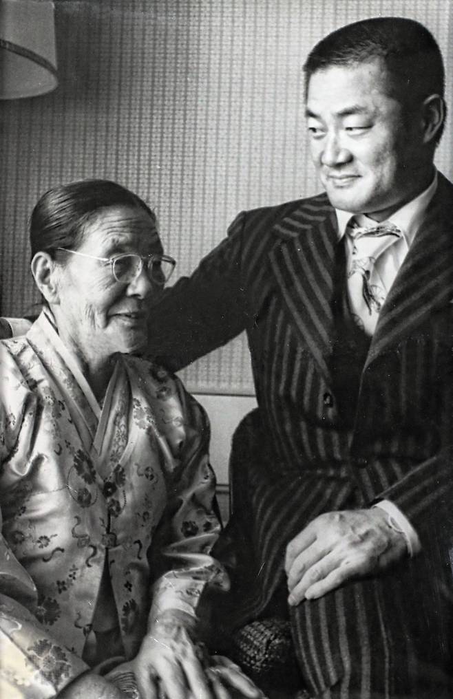 1977년 1월 한국을 일시적으로 방문한 장훈(오른쪽)이 어머니 박순분 여사와 함께 본지와 인터뷰를 하면서 찍은 사진. 장훈은 당시 인터뷰에서 “일본의 야구밖에 모르는 사고력을 넓혀, 모국의 프로야구 설립에 더 큰 도움을 주고 싶다”고 말했다. 박 여사는 “아들이 뛰는 장한 모습을 보는 것이 큰 즐거움”이라고 했다./조선일보 DB