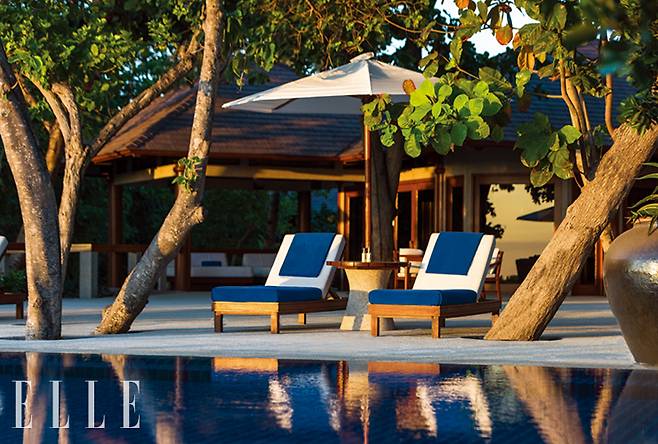 원목과 블루 컬러가 우아하게 배치된 빌라. 필리핀 건축 국가 예술가로 선정된 프란시스코 마노사가 디자인한 객실은 대나무와 야자잎을 활용해 필리핀 전통과 예술성을 고스란히 살렸다.