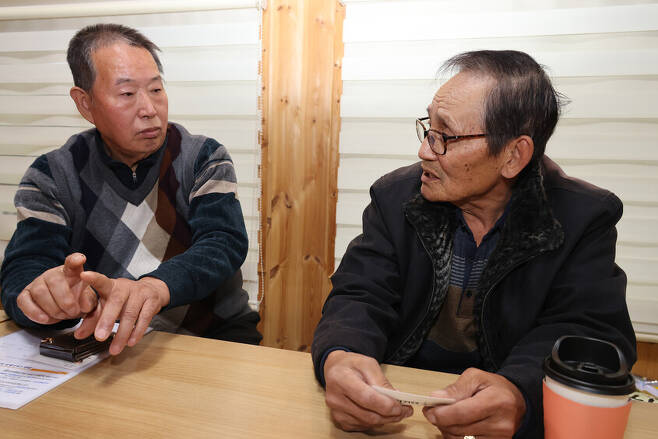 영풍석포제련소 하청 노동자로 일하다 백혈병에 걸린 진현철(71·왼쪽)씨가 같은 직장에서 일한 박용택(77)씨와 이야기를 나누고 있다. 류우종 기자