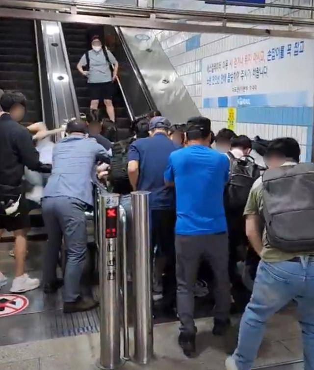 지난 6월 경기 성남시 지하철 분당선 수내역 2번 출구 상행 에스컬레이터가 역주행하는 사고가 발생해 시민들이 부상자를 구조하고 있다. 연합뉴스