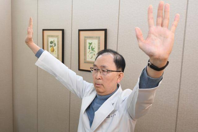 천사운동 자세다. 스포츠재활전문의인 나영무 솔병원 원장이 11월 30일 서울 강서구 솔병원에서 '백세 운동' 시범을 보이고 있다. 윤서영 인턴기자