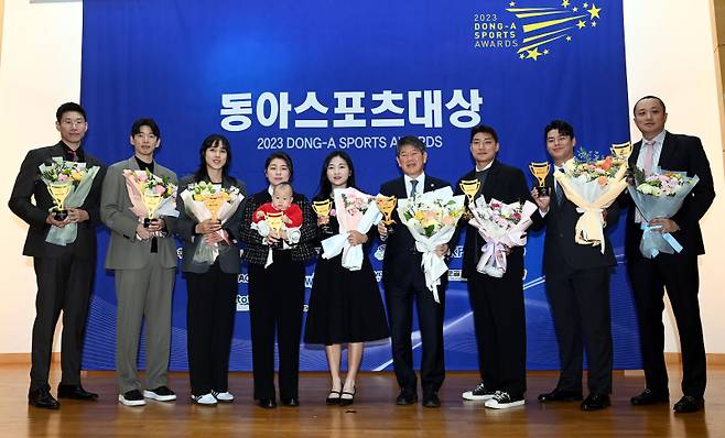2023 동아스포츠대상 '올해의 선수'에 선정된 (왼쪽부터)남자농구 오세근, 남자배구 한선수, 여자농구 김단비, 남자골프 함정우 아내 강예린 프로(대리수상), 여자골프 이예원, 특별상 스페셜올림픽코리아 이용훈 회장, 축구 주민규, 야구 노시환, 여자배구 김연경 대리수상자 이해욱 대표(라이언앳). 스포츠동아 제공