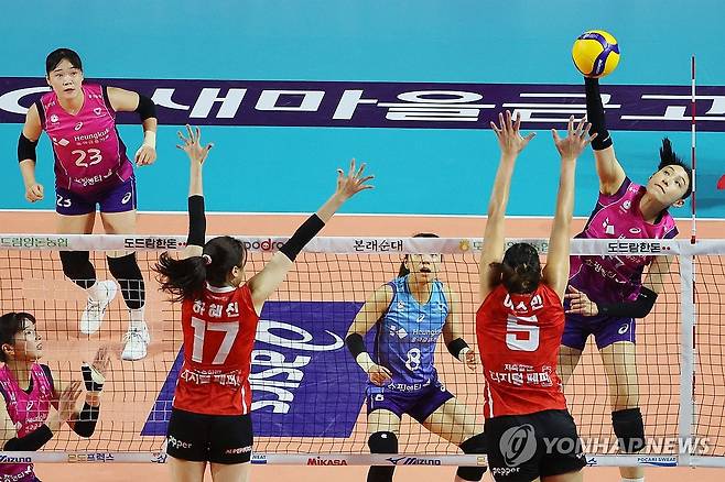 김연경 '공격' (인천=연합뉴스) 임순석 기자 = 5일 인천 삼산월드체육관에서열린 프로배구 V리그 여자부 흥국생명과 페퍼저축은행의 경기. 흥국생명 김연경이 공격하고 있다. 2023.12.5 soonseok02@yna.co.kr