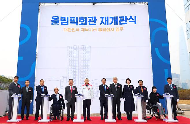 올림픽회관 재개관, 3개 기관 입간판 제막식
(서울=연합뉴스) 김도훈 기자 = 6일 서울 송파구 올림픽회관에서 열린 재개관 행사에서 유인촌 문화체육관광부 장관, 이상헌 국회 문체위원장, 조현재 국민체육진흥공단 이사장, 이기흥 대한체육회장, 정진완 대한장애인체육회장이 3개 기관 입간판 제막식을 하고 있다. 2023.12.6 superdoo82@yna.co.kr <저작권자(c) 연합뉴스, 무단 전재-재배포 금지>