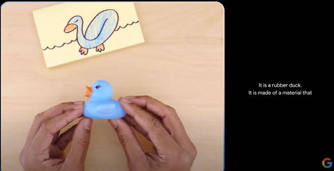 제미나이(Gemini) 1.0 시연 장면. 오리 인형을 보여준 뒤 눌러서 신축성이 있는 점을 알려주자 “그 오리는 고무로 만들어졌네요. 물에 뜰 수 있겠어요”라고 언급한다. (사진=구글 동영상 캡처)