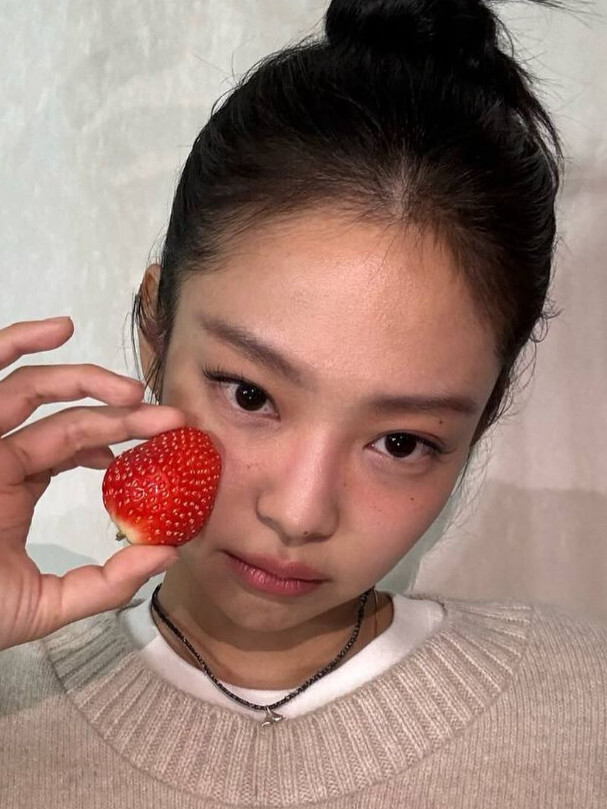 Seoul =) = Jennie Kim of group BLACKPINK released a picture of her holding strawberries.Jennie Kim published her article Two Unknown Strawberry Selfies and photos on her instagram on June 6.In the photo, Jennie Kim is staring at the camera with strawberries in her hand, especially strawberries that cover Jennie Kims cheeks and certify her small face.On the other hand, Jennie Kim filed a complaint with the group bulletproof boy band V on June 6. Both agencies did not disclose their position until after the opening ceremony.