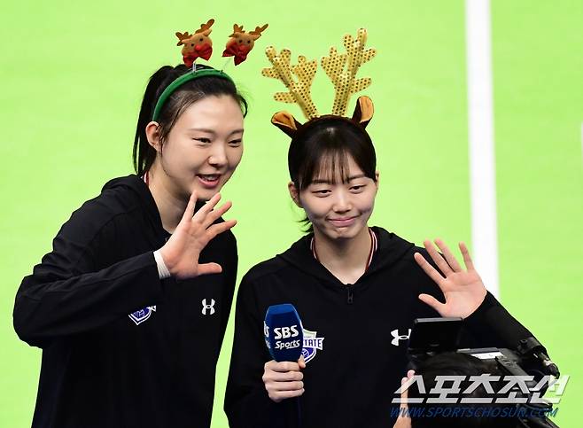 7일 수원체육관에서 배구 V리그 여자부 현대건설과 도로공사의 경기가 열렸다. 경기 전 방송 인터뷰에 응하고 있는 현대건설 양효진, 김다인. 수원=송정헌 기자songs@sportschosun.com/2023.12.07/