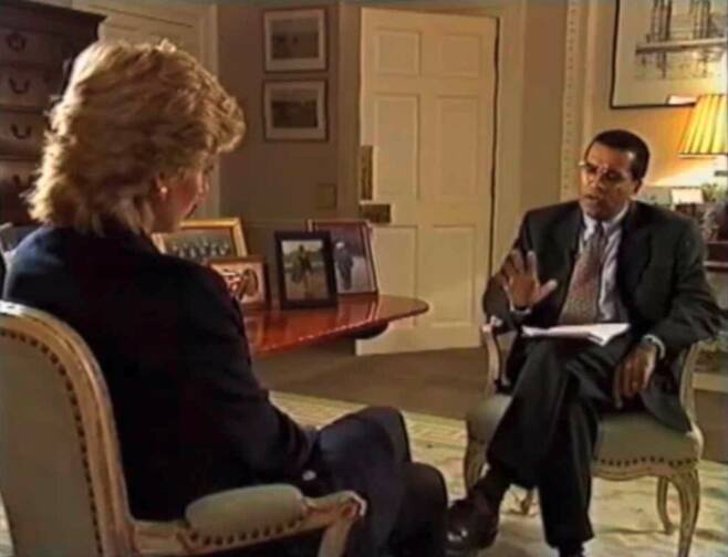 1995년 BBC 마틴 바시르 기자와 마주앉아 인터뷰하는 다이애나 전 왕세자빈(왼쪽)의 모습. /BBC