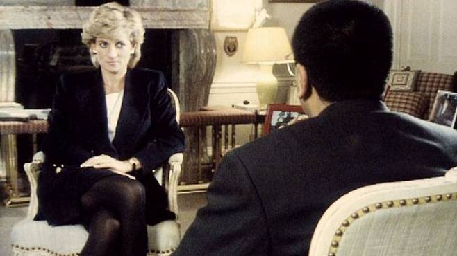 1995년 10월 20일 영국 BBC방송에서 방영된 다이애나 왕세자빈 인터뷰 장면. /BBC