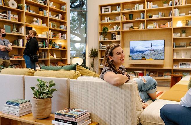 미국 전기차 업체 리비안이 캘리포니아에 연 '베니스 허브' 내부. /리비안