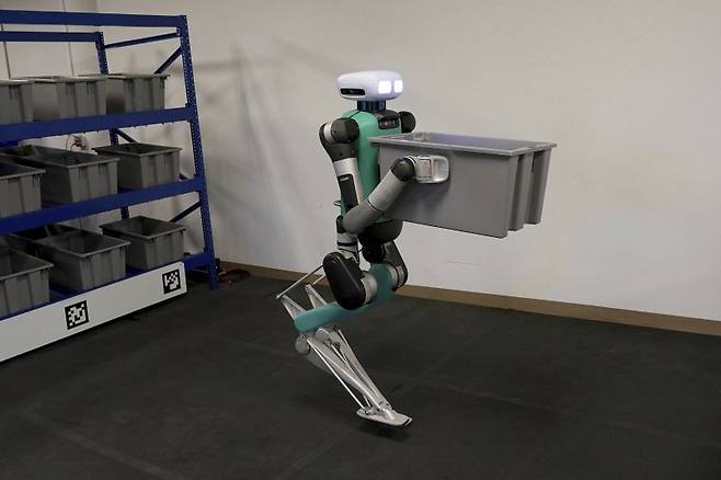세계 최대 상거래 기업 아마존이 자사의 물류창고에서 사용하기 시작한 미국 로봇기업 어질리티 로보틱스의 로봇 '디짓'(Digit). 디짓은 카메라와 센서를 갖춘 머리와 엔진 역할을 하는 본체로 구성되어 있다. /사진=AP연합뉴스