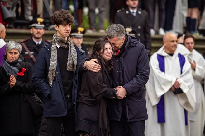전 남자친구에게 살해당한 줄리아 체케틴의 가족들이 파도바의 산타 주스티나 성당에서 열린 장례식에 참석해 고인을 애도하고 있다. AFP 연합뉴스