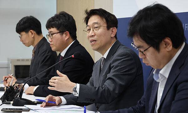 6일 정부세종청사에서 열린 차량용 요소 관련 관계부처 점검회의 결과 및 향후계획 브리핑에서 최재영 공급망기획단 부단장이 질문에 답하고 있다. 연합뉴스