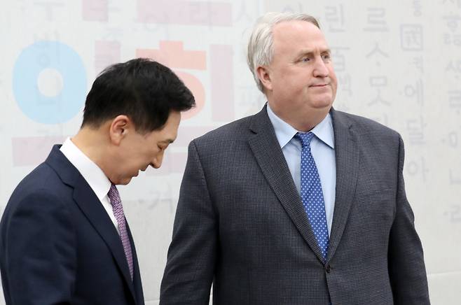 국민의힘 김기현 대표와 인요한 혁신위원장이 6일 국회 당 대표실에서 만나고 있다. ⓒ연합뉴스