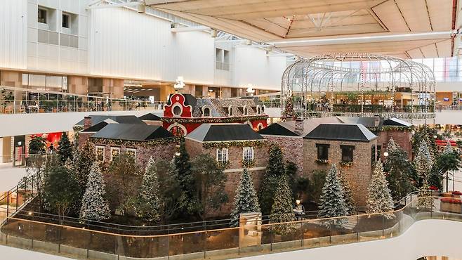 더현대 서울이 오픈 2년 9개월 만에 연매출 1조 원을 돌파했다. 실내 조경 및 자연 채광의 천정 등 ‘리테일 테라피(쇼핑을 통한 힐링)’ 공간을 구현한 더현대 서울 5층 사운즈 포레스트 전경. 사진제공|현대백화점