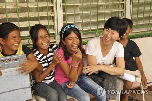 2013년 필리핀 태풍 임시 난민수용소 학교에서 아이들과 웃고 있는 한비야 [본인 제공]