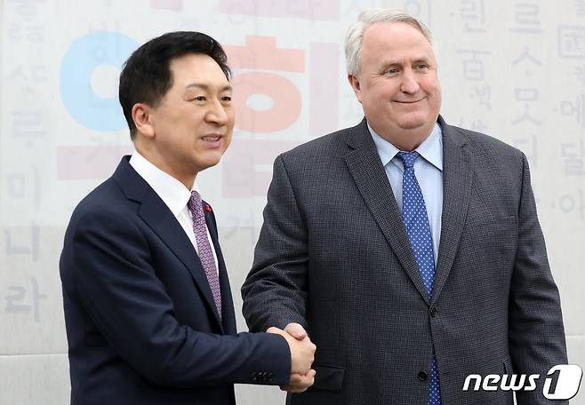 김기현 국민의힘 대표와 인요한 혁신위원장이 6일 서울 여의도 국회에서 회동을 하고 있다. (공동취재) 2023.12.6/뉴스1 ⓒ News1 송원영 기자