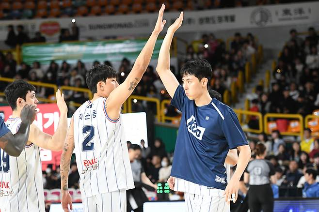 KCC 최준용과 송교창. 사진 | KBL