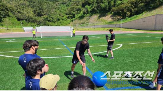 스포츠스타 체육교실 여름캠프에 참가해 아이들에게 축구를 가르쳐주고 있는 황현수. 사진제공=국민체육진흥공단