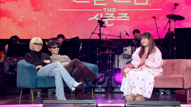 SCHEDULE FROM 6 A.M., 3M DRESS IS DEFINITELY DEFINITELY DISORDERINGLee Soo-hyun, J. Y. Park, Zion.T, Heize (Heize) X 10CM, and Yoo Seung Woo will come to the night of December with The Seasons -J. Y. Park, known as the Legend of the Korean music industry, appeared on the 13th KBS 2TV music talk show The Seasons - Akmus Onal Night which is broadcasted on the afternoon of the 8th.J. Y. Park, who performed the duet stage with Lee Chan-hyuk and Lee Soo-hyun in the middle of the stage, performed K-pop star and showed affection as one of the most impressive participants.J. Y. Park, who became a hot topic for the 44th Blue DragonMovie Awards celebration stage, said that there is something he wants to clarify, and he is not satisfied with the schedule to sing all day on the Blue DragonMovie Awards dayLove Live!!We showed the same stage at Onal Night, so lets get a lot of rumors, he said. We showed the perfect Love Live! Stage in the best condition at Onal Night and proved still solid.J. Y. Park, who is currently making Legend Lee Soo-hyun In Soon, Park Mi-kyung, Shin Hyo-bum, Lee Eun-mi and 5th generation Girls group stage at KBS GoldenGirls, unveiled Jasins Lovely secret recipe.Lee Chan-hyuk showed J. Y. Park the Lovely skill as he learned from J. Y. Park, and he could not stand laughing in the audience.J. Y. Park will show A-Has Take On Me with The Speech along with the new song Changed Man Stage to show brilliant performance and perfect Love Live!Zion.T, who came back with his third album, made a stage with one of the triple title songs, I do not know. Zion.T Just before the appearance of the actor Choi Min-sik, the teaser video was played and the audience was sulking for a while.Zion.T explained the story of working with actor Choi Min-sik and showed Choi Min-siks vocal simulations.Zion.T showed Yanghwa Bridge and CarouselLove Live!! On the spot, saying that it was called Yanghwa Bridge, Uncle Carousel instead of Jasins name for five years without a new song.The familiar song Love Live! The audience also made a warm atmosphere by humming together.Akmu, who said he participated in Zion.Ts new album, first introduced the song V (Peace) Love Live!Zion.T, who asked Lee Chan-hyuk for choreography to promote V (Peace), choreographed and choreographed with Lee Chan-hyuk and said, It seems to be the first and last time to do it on the night of the day. It raises curiosity about the choreography created by Lee Chan-hyuk.Zion.T, who made the stage of one of his new songs Happy Ending., Will make a year-end atmosphere with a warm melody.Heize (Heize), who is a sound source strong and shows a solid performance of Love Live!, The Speech of the arrangement version of his song Jenga, and 10CM appeared during the stage and cheered the audience.In the past, 10CM, which showed Heizes Jenga arrangement version stage with Yusuke X Lee Soo-hyun project, showed perfect sum with Heize.For the development of the relationship between Heize and 10CM, which has not yet been named, 10CM has also called Heizes real name Dahyeya.Lee Soo-hyun said that 10CM was difficult to name when Lee Soo-hyun said it seemed awkward.Heize and 10CM showed Stage in the Milky Way Cafe stage, which was introduced in K Pop Star Season 2 in the past.Heize made The Speech on the stage of the new song Lips, but in fact, it was a song that I gave to the featured 10CM.The stage of lip full of emotions that Heize and 10CM put together makes the audiences mind moist.Yoo Seung Woo appears in the corner Rewake Project 2 - Honey Sucking Sound, which reinterprets the last song that you want to wake up again with honey tones.Yoo Seung Woo, who met Lee Chan-hyuk for a long time, showed Kimi in the 97th line.Yoo Seung Woo made a warm atmosphere by revealing that Lee Chan-hyuk had bought it in the past, saying that it was the food bought by the friend who had the most money among Jasins friends.Yoo Seung Woo showed a sense of art by showing the Seoul dialect and the unchanging tone Love Live!Yoo Seung Woos voice is re-awakened by Im In-geons The Wind is Blowing will add piano and cello to Yoo Seung Woos guitar playing, which will melt the hearts of cold winter listeners.The music talk show KBS The Seasons - Akmus Onal Night will be broadcast on KBS 2TV today (8th) at 11:20 pm, which will come to the night of December with a stage to warm up the cold winter wind.