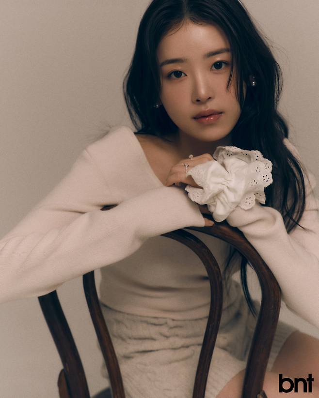 니트톱은 띵크플랜트, 팬츠는 보브 제품.