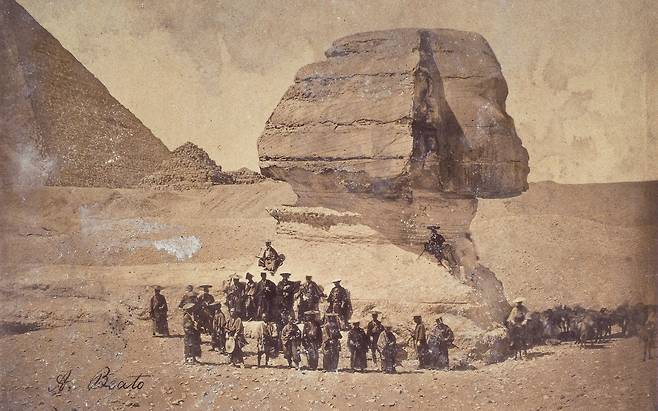 1864년 2월 일본 막부가 파견한 ‘요코하마 쇄항 담판 사절단’이 이집트 스핑크스 앞에서 촬영한 기념사진. 일본으로 밀려드는 세계 열강의 개항 요구에 맞서 개항 시기를 늦추려고 프랑스로 떠난 사절단이다. 협상은 실패했지만 사절로 파견된 이들 35명 사무라이들은 일본 근대화 일원으로 활약했다. 20년 뒤 미 해군 군함을 타고 피라미드를 찾은 조선 보빙사들은 동행했던 미 해군 소위 포크의 등반 제안을 거부했다. 포크는 “정사 민영익은 일정 내내 견문 넓히기를 거부하고 유교 경전을 읽으며 소일했다”고 기록했다./일본 요코하마미술관