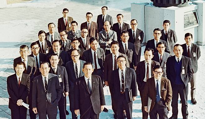 1970년 1월 9일 서울 홍릉 시절 한국과학기술연구소 멤버 기념사진. 모두 미국 유수 연구소에서 근무하다가 최형섭(앞줄 왼쪽에서 세번째)의 설득으로 한국에 돌아온 박사들이다. 1967년 KIST를 방문한 미국 부통령 험프리는 “역두뇌유출(counter brain drain)”이라고 부르며 놀라워했다. 대통령 박정희는 “나보다 봉급이 많은 사람이 수두룩하다”고 농담처럼 말했지만 이들은 미국에서 받던 연봉의 4분의1밖에 안 되는 대우를 받으며 과학을 연구했고 기술을 개발했다. 박근혜 정부 과학기술비서관이었던 현 한국기술경영교육연구원 원장 김주한이 말했다. “조선을 정체시켰던 사농공상(士農工商) 질서를 무너뜨리고 과학자와 기술자를 국가가 육성한 사건이었다.”/한국과학기술연구원