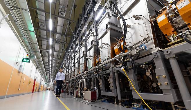 대전 국제과학비즈니스벨트에 있는 중이온가속기 라온(RAON). 수소(H), 헬륨(He) 같은 가벼운 원자를 발사해 충돌시켜 다양한 동위원소를 만드는 장비다. 이들 가운데 ‘극도로 짧은 순간만 존재하는’ 희귀동위원소가 연구 대상이다. 거대하게는 우주 탄생의 비밀 규명부터 2차전지 생산까지 이 장비를 통해 연구할 수 있다. 지금껏 대한민국을 먹여 살린 ‘돈 되는’ 응용과학이 아니라 성과가 언제 나올지 불확실한 기초과학에 대한민국이 눈을 돌리고 있는 물증이다. 기초과학연구원 산하 중이온가속기연구소 소장 홍승우가 말했다. “대한민국과 선배 과학기술자들에게 무한히 감사하다”고./박종인 기자