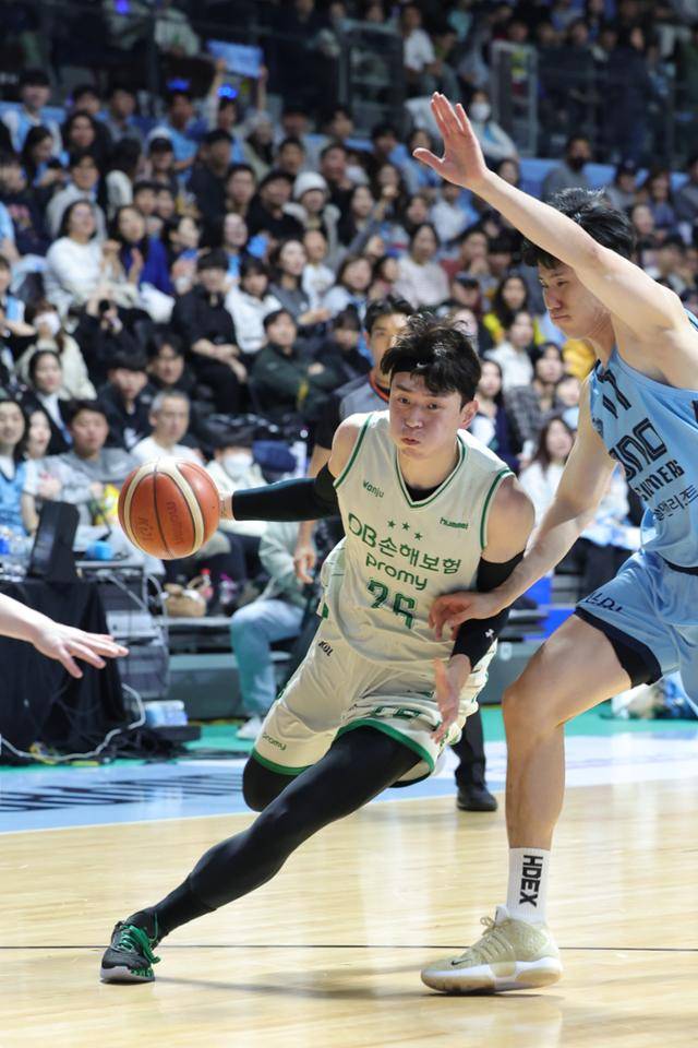 강상재(왼쪽)가 지난달 19일 경기 고양소노아레나에서 열린 2023~24시즌 프로농구 고양 소노와의 경기에서 돌파를 시도하고 있다. 고양=연합뉴스